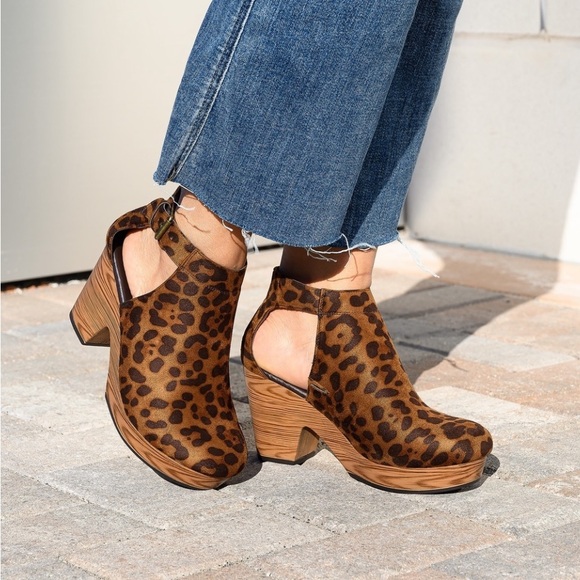 Closed toed wedges. Leopard print great condition. Comes with box. - Picture 2 of 4